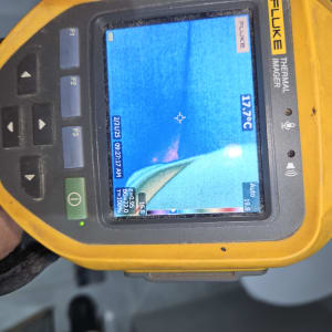 מצלמה תרמית מציגה תמונה עם טמפרטורה גבוהה