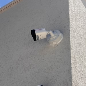 מצלמת אבטחה מותקנת על קיר חיצוני