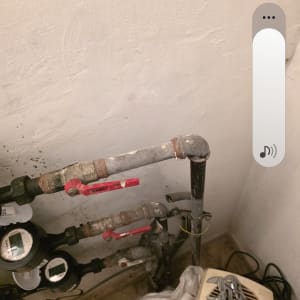 צנרת מים עם ברזים וכלי עבודה