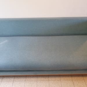 ספה כחולה נקייה על רצפת אריחים