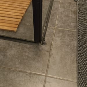 רצפת מקלחת עם מחצלת עץ ודלת זכוכית