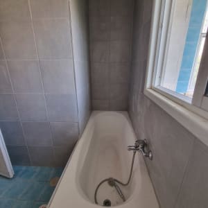 אמבטיה עם ברז ומקלחת יד, אריחים אפורים