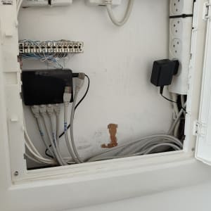 ארון תקשורת עם כבלים ומתגים חשמליים