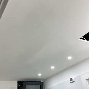 תקרת גבס עם תאורה שקועה וחלון פתוח