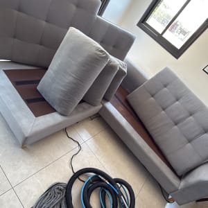 ספות אפורות עם ציוד ניקוי מקצועי על רצפה בהירה