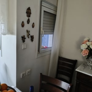 תריס סגור ליד חלון עם קישוטים על הקיר