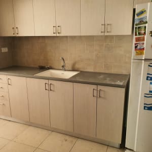 ארונות מטבח עם כיור וברז מותקנים