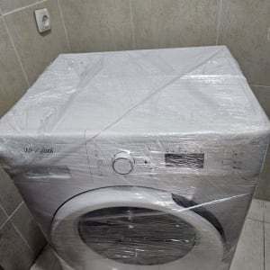 מכונת כביסה עטופה בניילון מוכנה להובלה