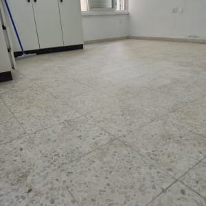 רצפה נקייה עם ארונות ומטאטא