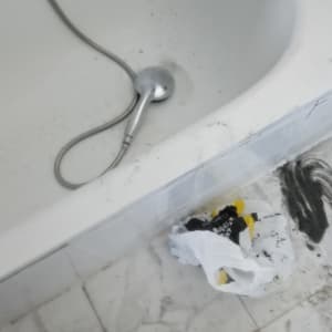 אמבטיה עם ראש מקלחת, לכלוך על הרצפה