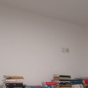 קיר לבן עם שקעי חשמל