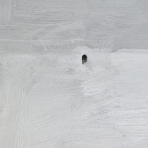 חור בקיר אטום בחומר איטום לבן