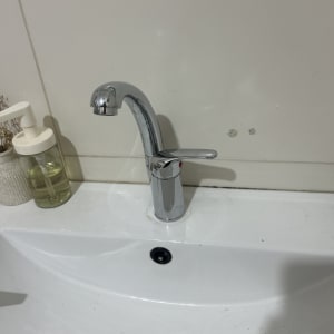 ברז וכיור בחדר אמבטיה עם סבון נוזלי