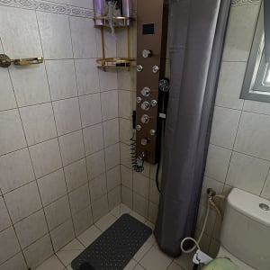 חדר אמבטיה עם מקלחון ואסלה מעוצבת
