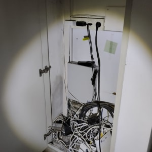 ארון תקשורת עם כבלים ומכשירים חשמליים