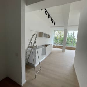 קיר גבס לבן עם סולם בחדר ריק