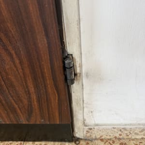 ציר דלת מעץ ומסגרת מתכת