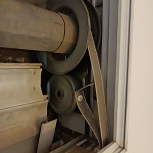 מנגנון גלילה של תריס עם רצועה