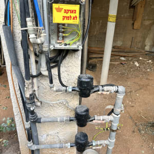 תיבת חיבורים חשמלית עם חוטים וצינורות