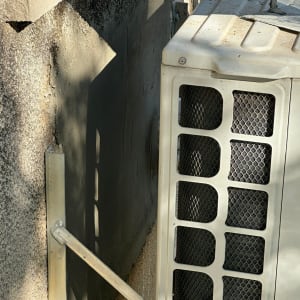 יחידת מיזוג אוויר עם כף טייחים על גג