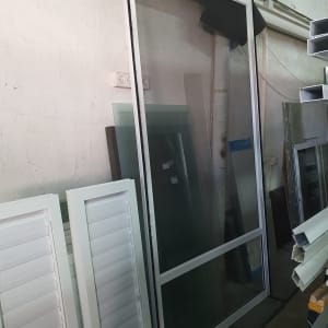 מסגרת אלומיניום לחלון עם זכוכית