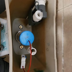 מיכל הדחה עם חלקים פנימיים וצינור מים