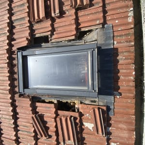 חלון גג מוקף רעפים שבורים ותיקון חלקי