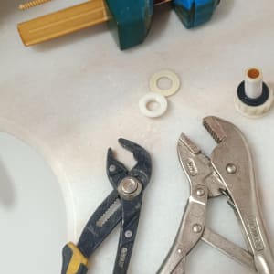 כלי עבודה וצנרת על משטח עבודה