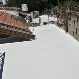 גג אטום עם חומר איטום לבן, רעפים ומזגן