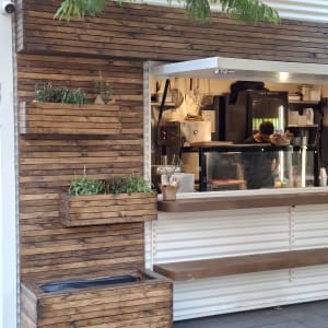 דוכן עץ עם צמחים ועובד בפנים