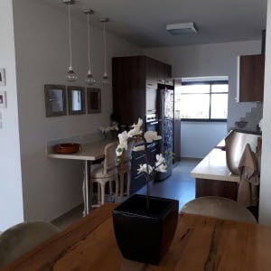 מטבח עם מנורת תקרה מאלומיניום