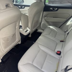 פנים רכב עם מושבים מלוכלכים לפני ניקוי