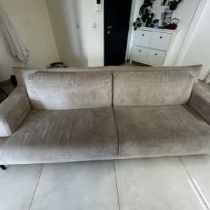 ספה נקייה בחדר מגורים