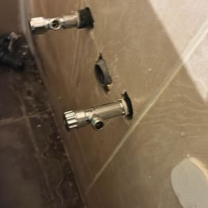 שני ברזים מותקנים על קיר אריחים