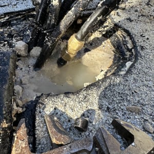 כלי עבודה וצינורות עם חיבורי מתכת