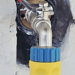 ברז מים עם חיבור צינור צבעוני