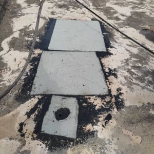 יריעות איטום על גג עם זפת שחורה