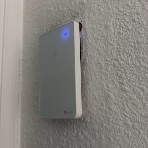 מתג חשמלי חכם מותקן על קיר