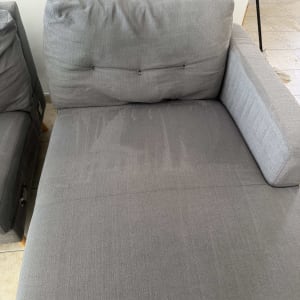 ניקוי עמוק לספת בד אפורה בבית הלקוח