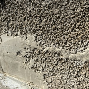 קיר בטון עם טיח חלק ותיקון טיח