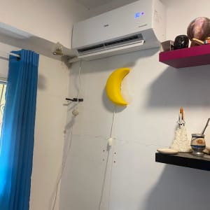 מזגן מותקן על קיר עם תצוגת טמפרטורה דולקת