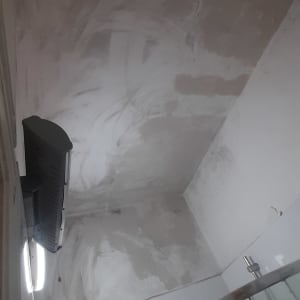 תקרה צבועה עם סימני מריחה של צבע לבן