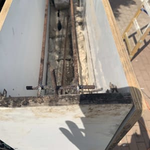 מסגרת עץ עם מוטות ברזל חלודים