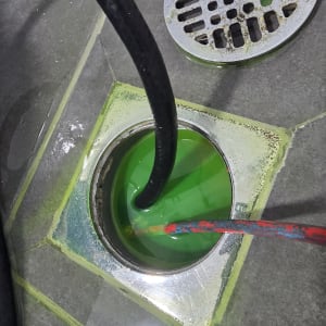 צינור ונוזל ירוק בבדיקה לנזילות