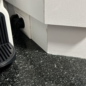 שקע חשמלי על קיר ליד מכשיר חשמלי