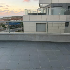 מרפסת עם רצפת אריחים ונוף לים