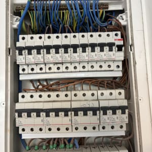 לוח חשמל עם חוטים ומפסקים חשמליים