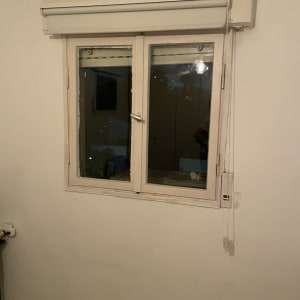 חלון זכוכית עם תריסים בחדר פנימי