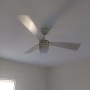 מאוורר תקרה עם שרשראות הפעלה