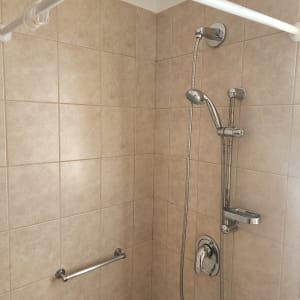 מקלחת עם אריחים, מוט מגבת וברז ניקל